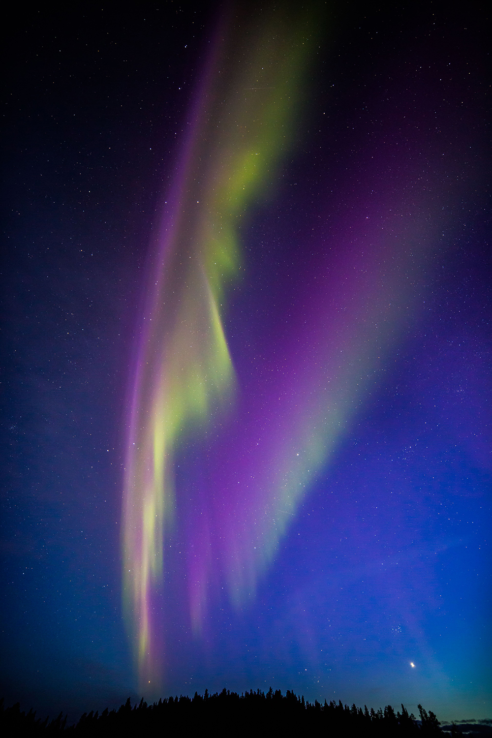 File:Moon and Aurora.jpg - Wikipedia
